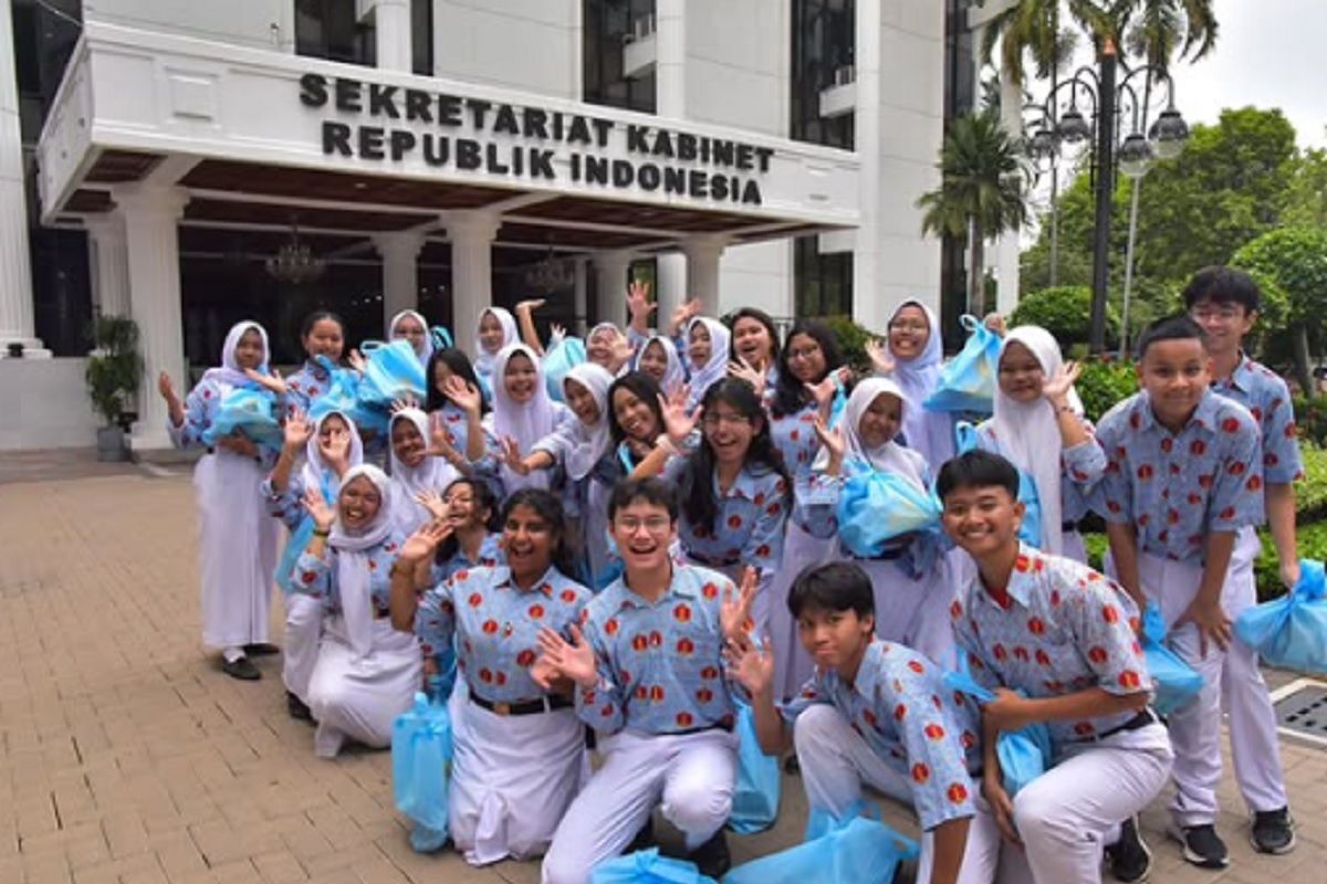 Students from SMAN 15 Sunter Participate in Palace Programme for Schoolchildren