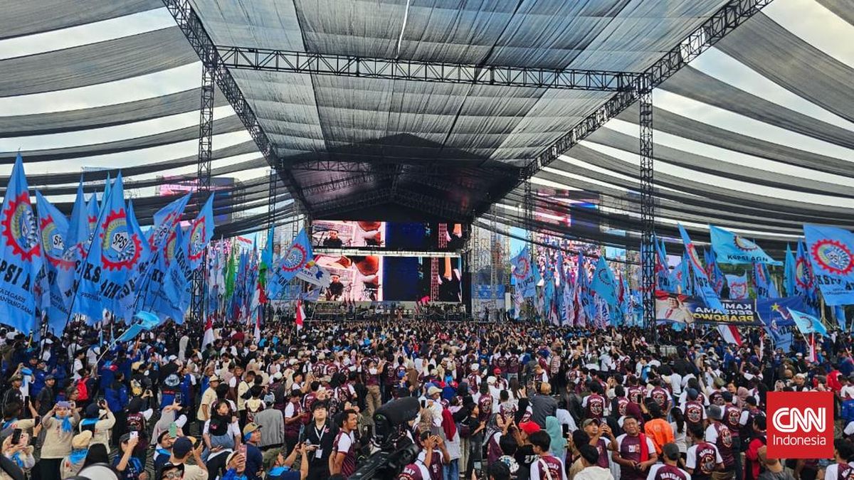 Ahead of May Day, Monas Area Crowded with Buses and Labour Masses