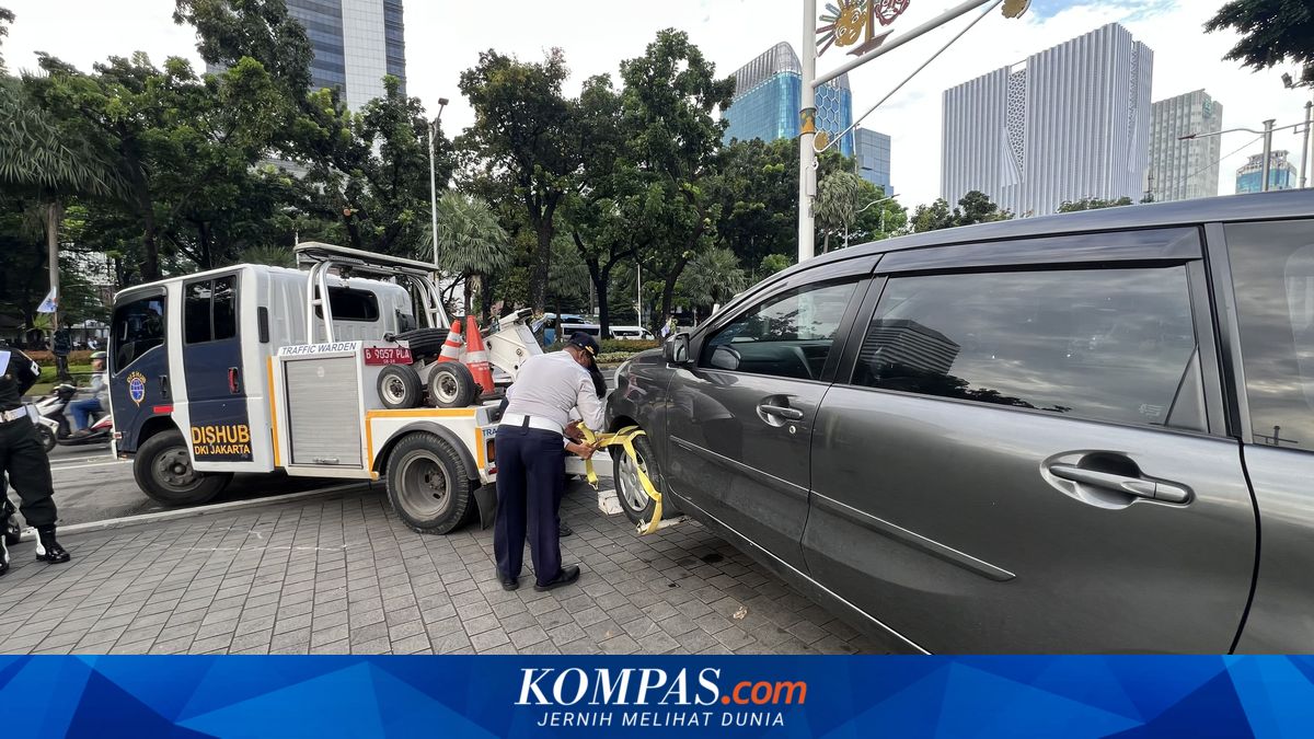 Driver Fails to Appear, Officers Tow Car Parked on Sidewalk in Jalan Medan Merdeka