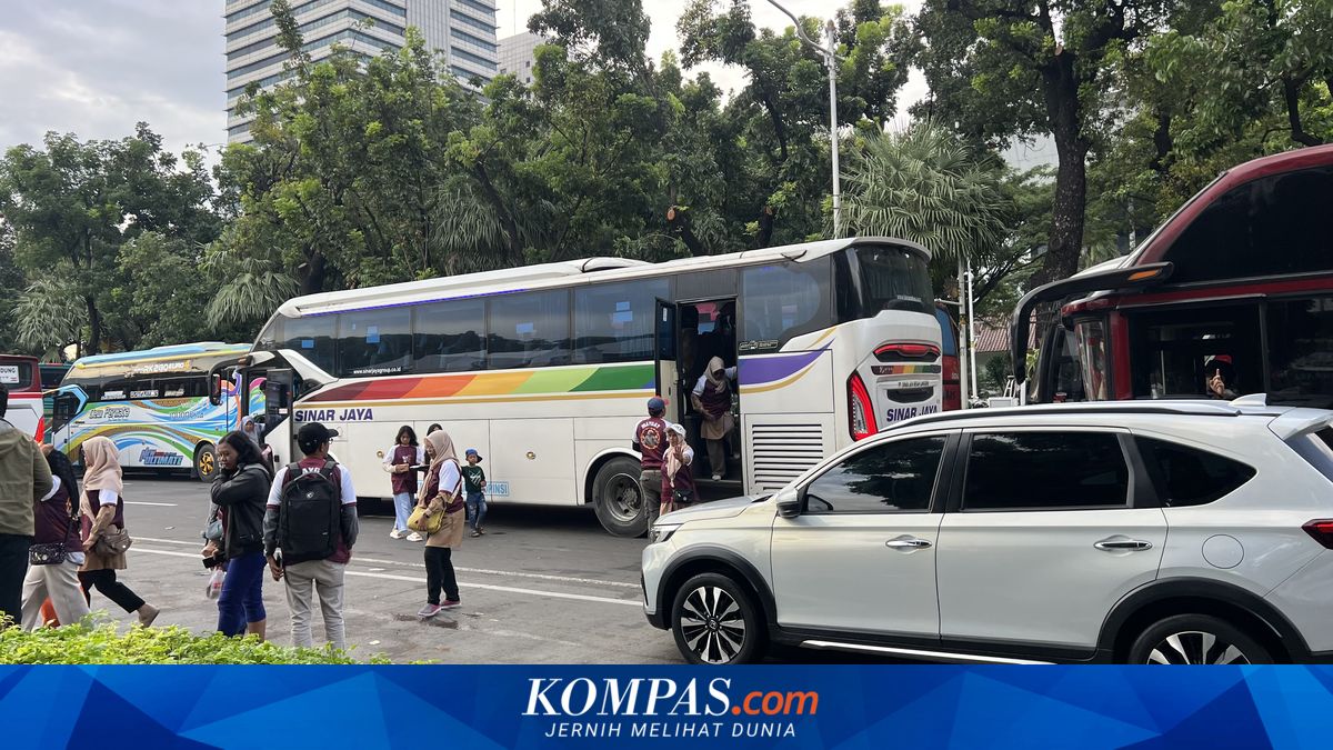 Workers' Buses Crowd South Medan Merdeka Road, Causing Traffic Jam