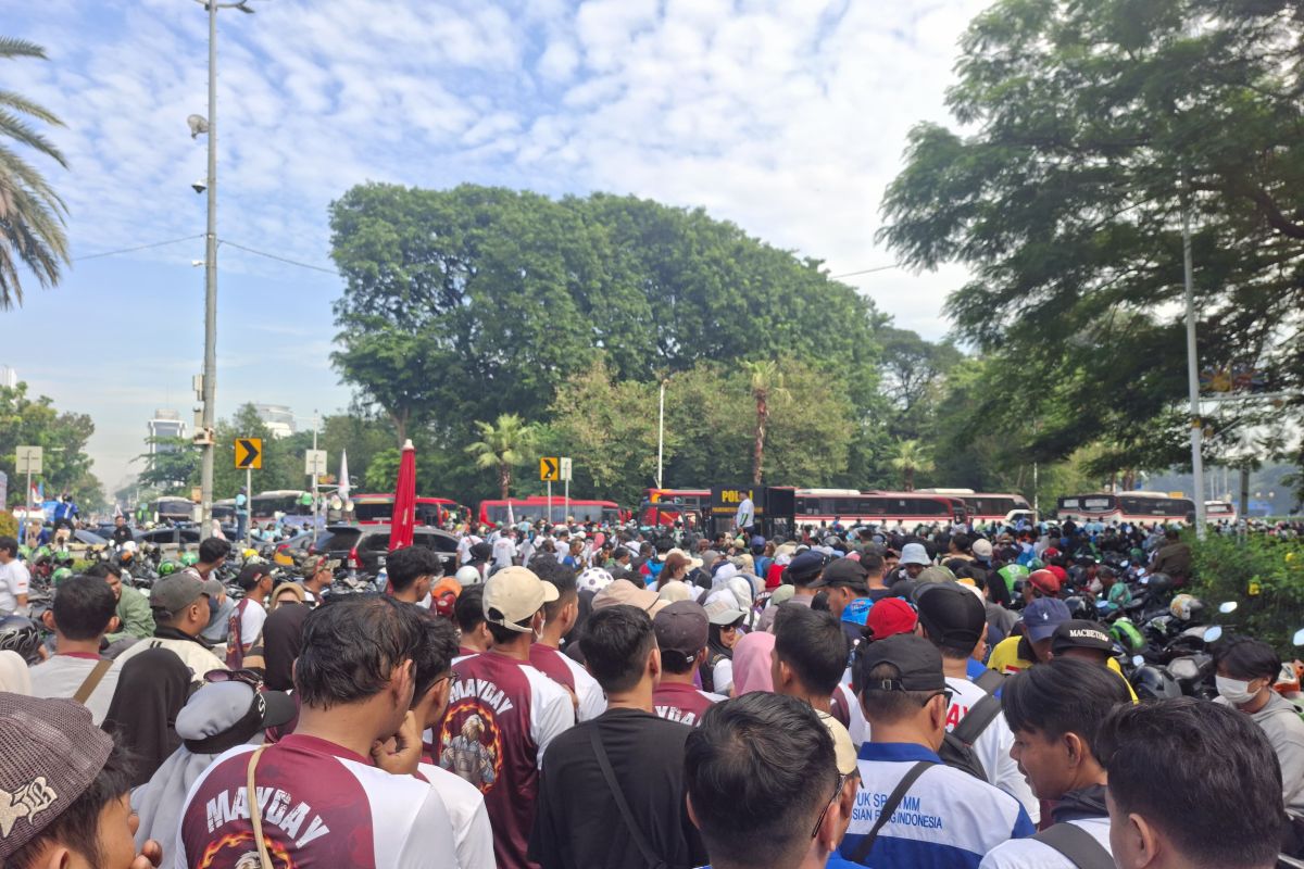 May Day: Thousands of Workers from Various Unions Fill Monas Area
