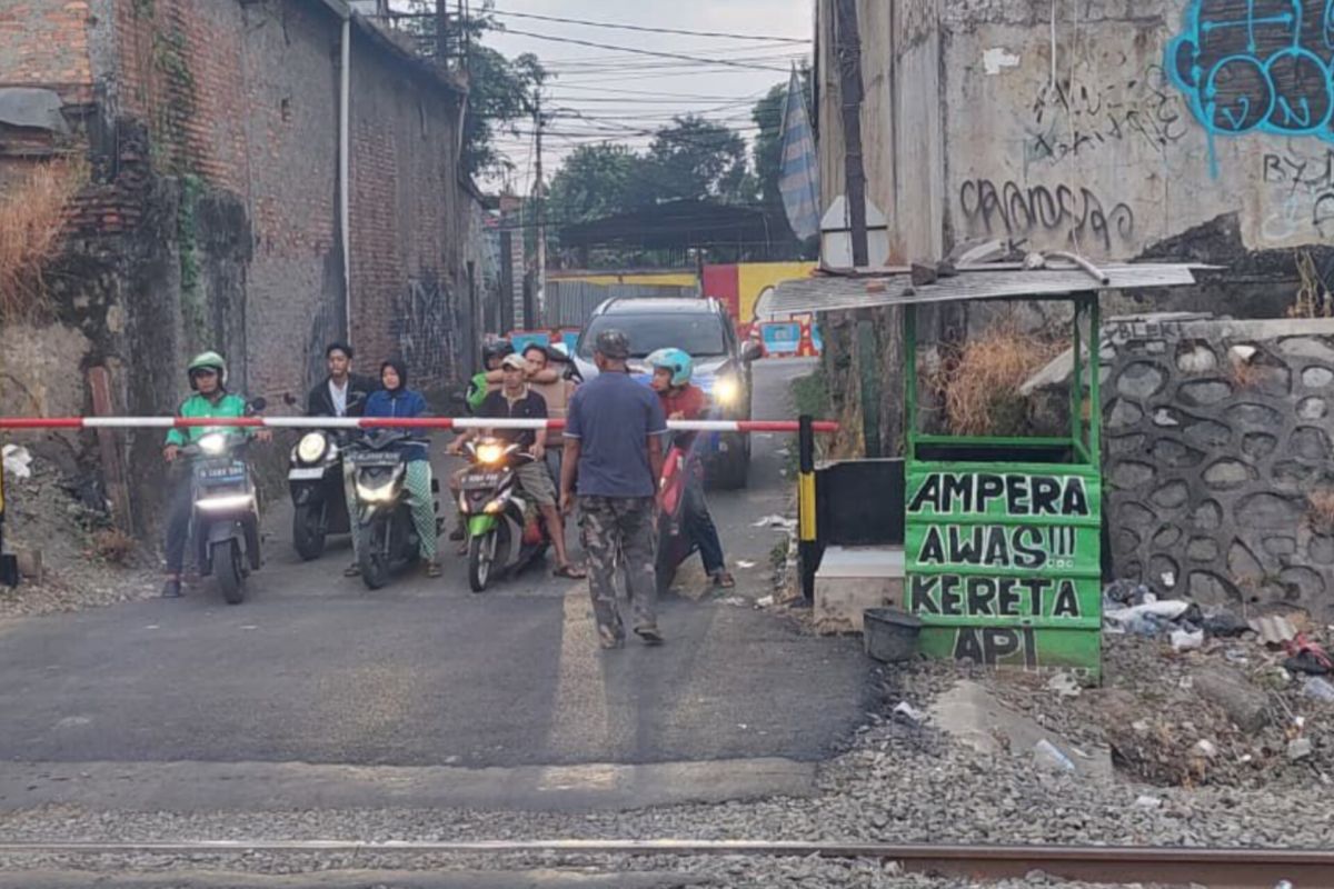 Temporary Level Crossing Gates Installed at Bekasi Timur Station
