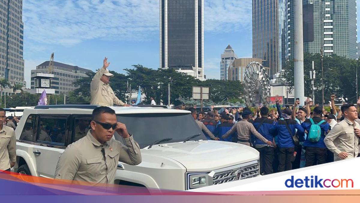 Prabowo Attends May Day at Monas, Greets and Shakes Hands with Labour Masses