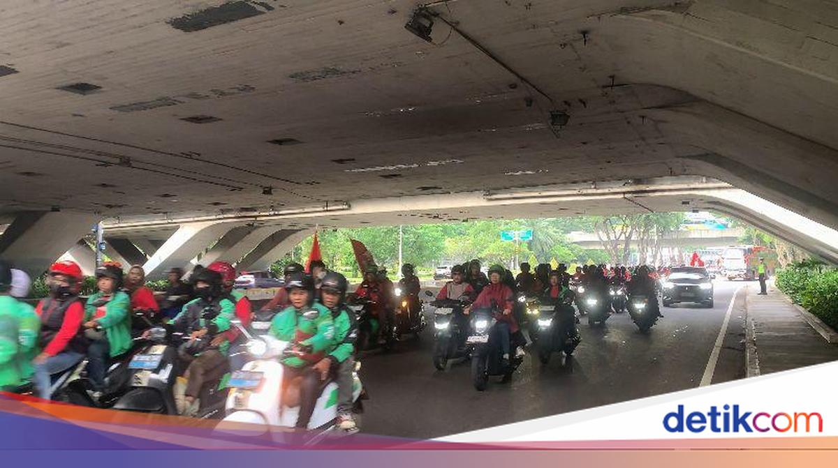 Workers Convoy from Semanggi to Monas to Join May Day