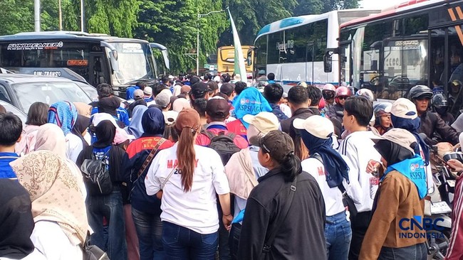 Workers Gather at Monas, Preparing to Celebrate May Day Fiesta 2026