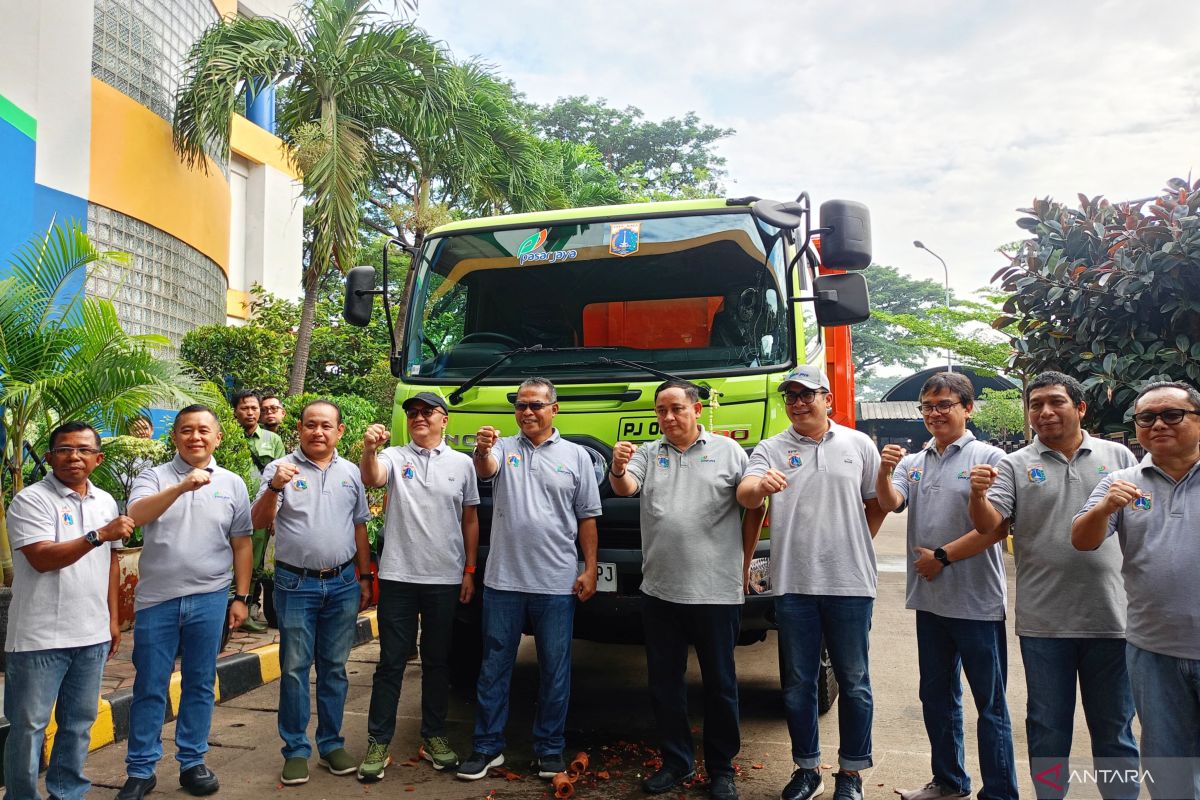 To Promote Cleanliness, Pasar Jaya Introduces 5 Rubbish Trucks in Kramat Jati