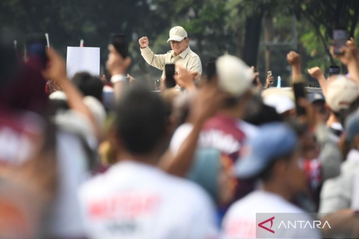 At Labour Day Peak, Prabowo Throws Hat and Dances on Stage