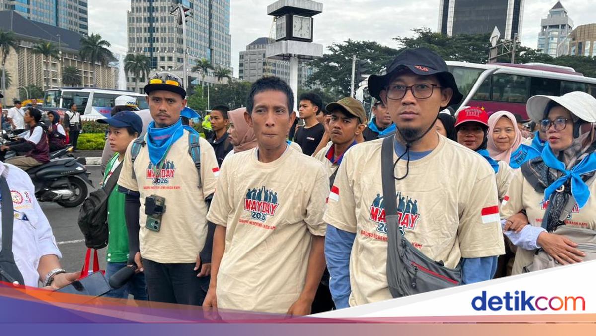 Workers Liven Up May Day at Monas Wearing T-Shirts Designed by Prabowo