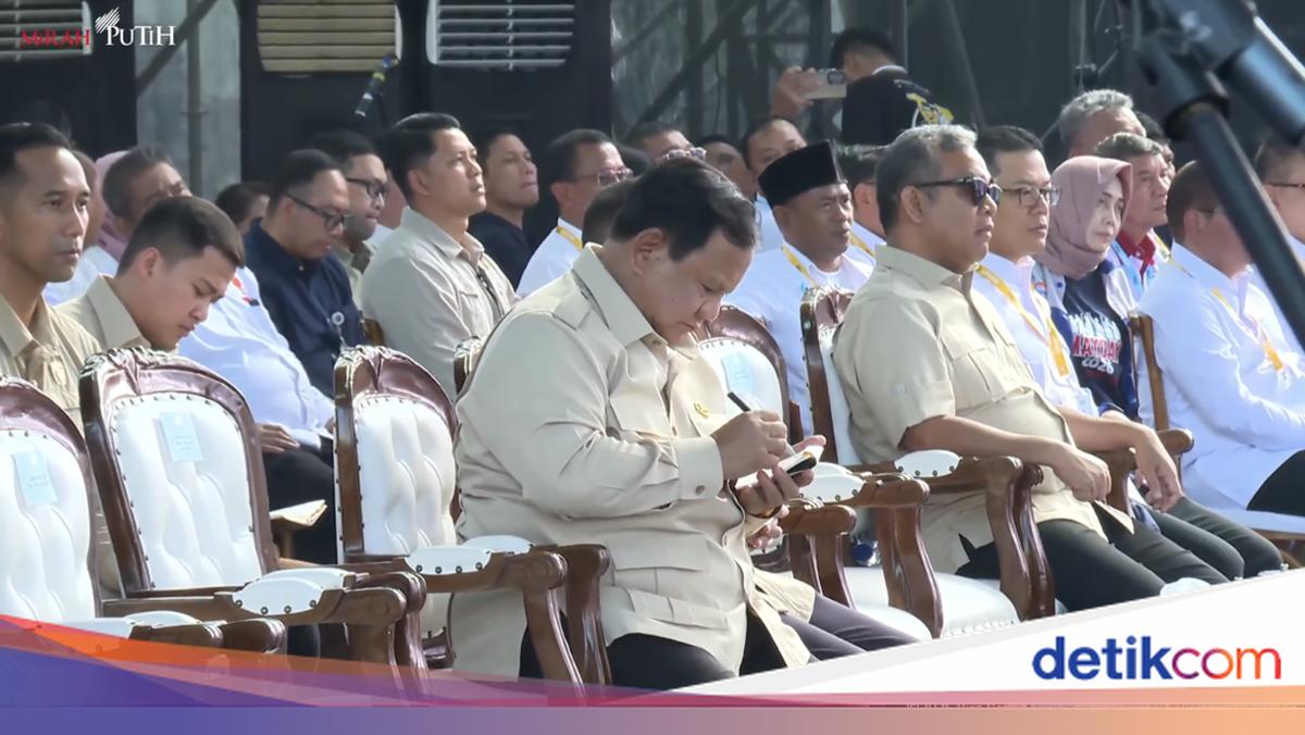 Moment When Prabowo Takes Notes as Workers Voice Aspirations for Daycare to Housing