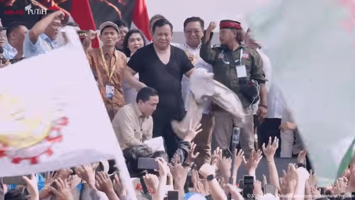 Unique Moment as Prabowo Removes Shirt on May Day 2026 Stage