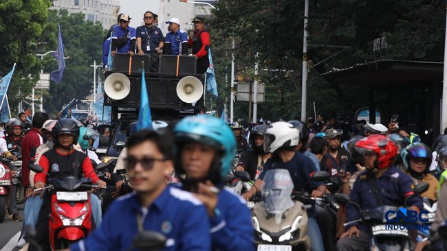 Workers Flock by Motorbike to Attend May Day 2026 Commemoration at Monas