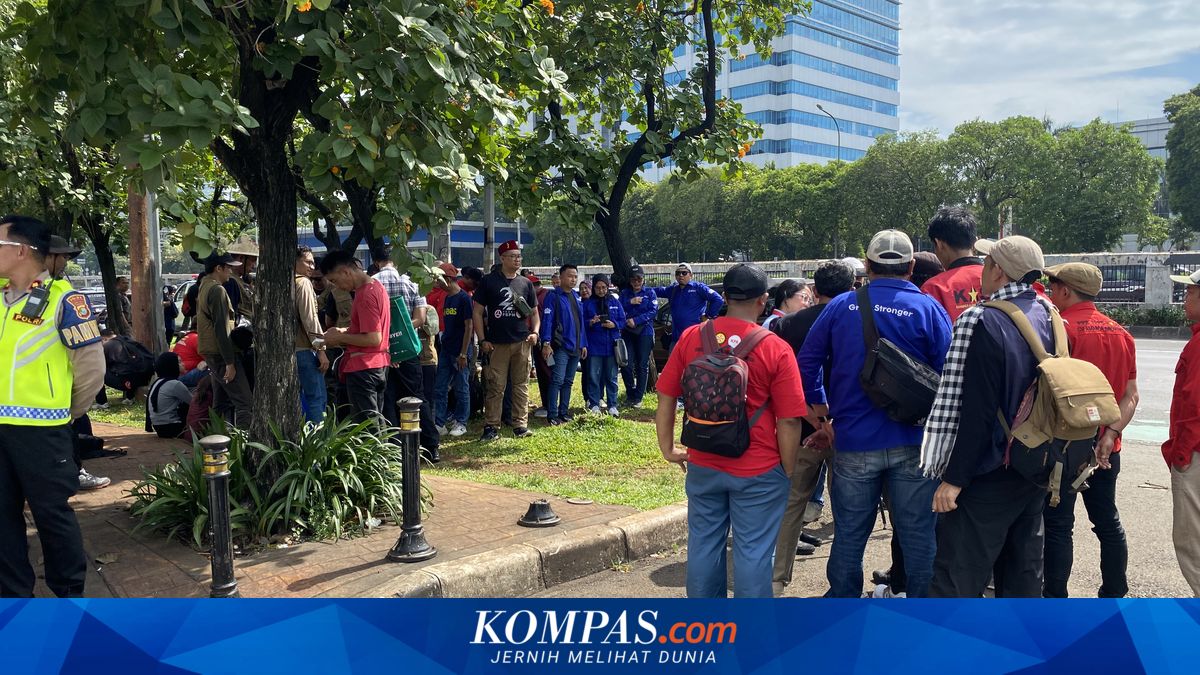 Labour Masses Begin Arriving at DPR Building, Wearing Blue-Red Attire While Carrying Banners