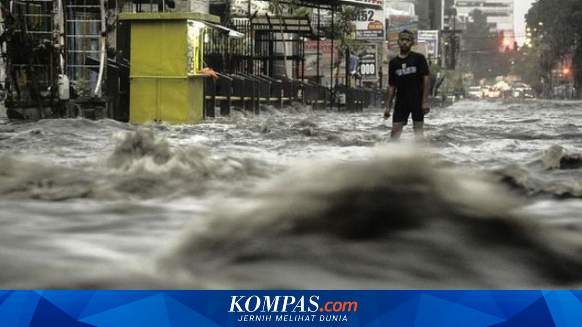 Friday Morning Flooding Affects 20 Neighbourhoods in East Jakarta