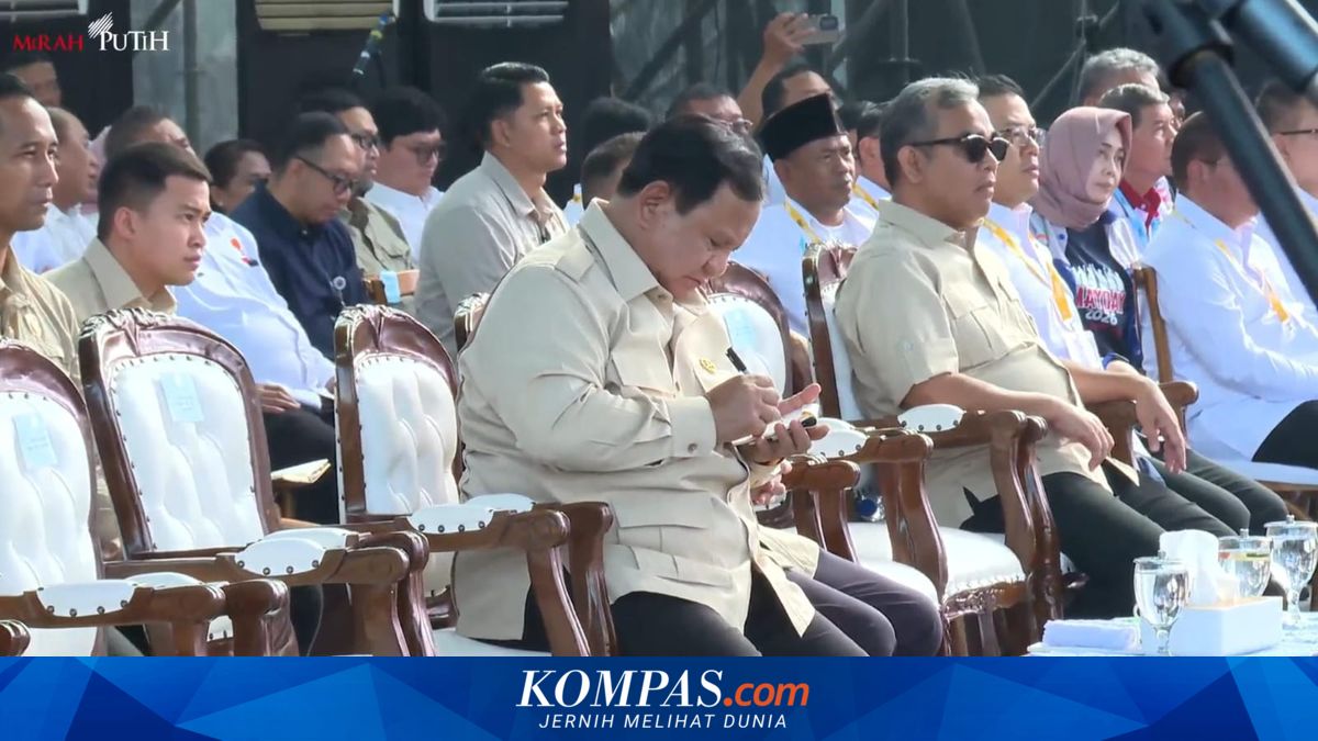 Moment When Prabowo Notes Down Workers' Aspirations During May Day Celebration