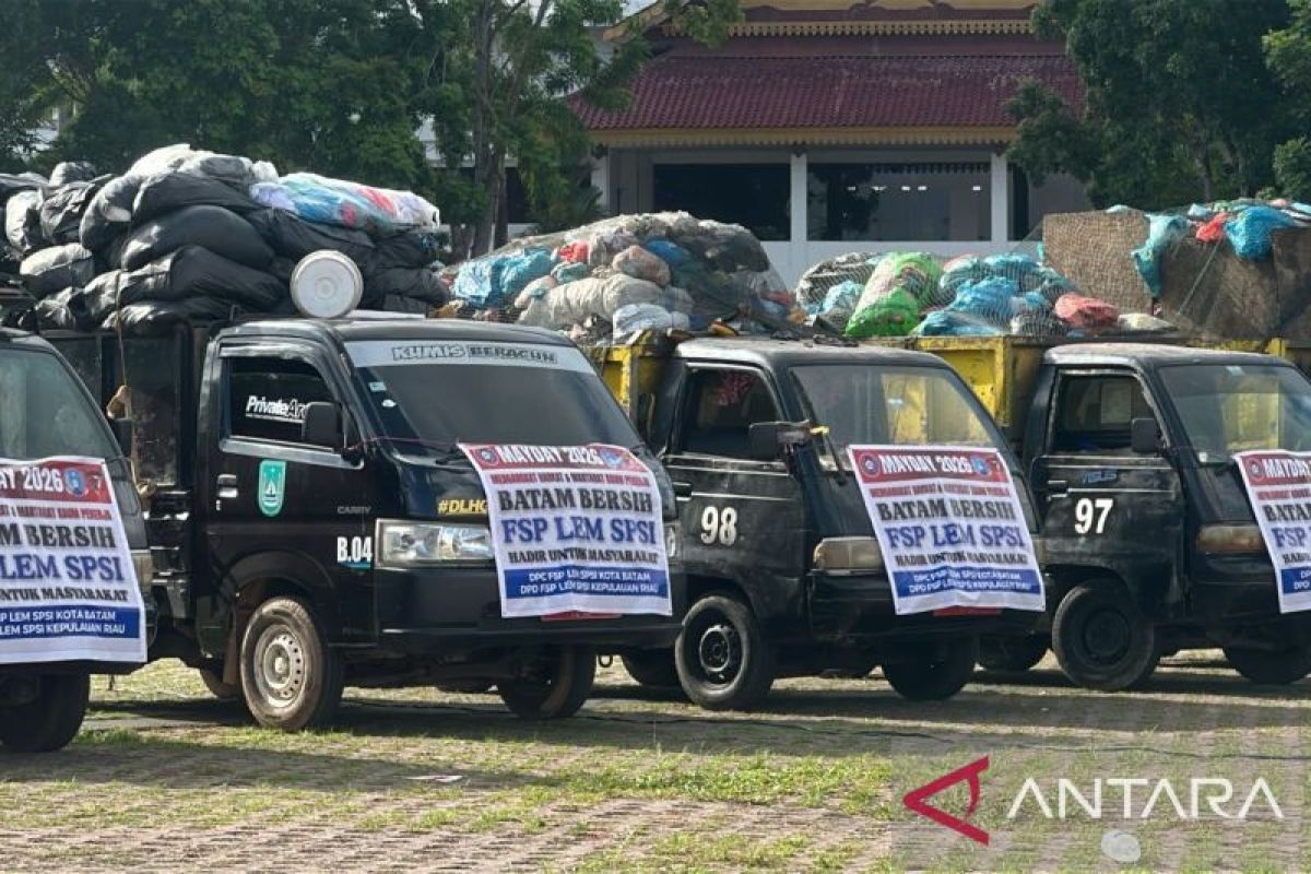 Batam Mayor Appreciates Workers' City Cleanup Action on May Day