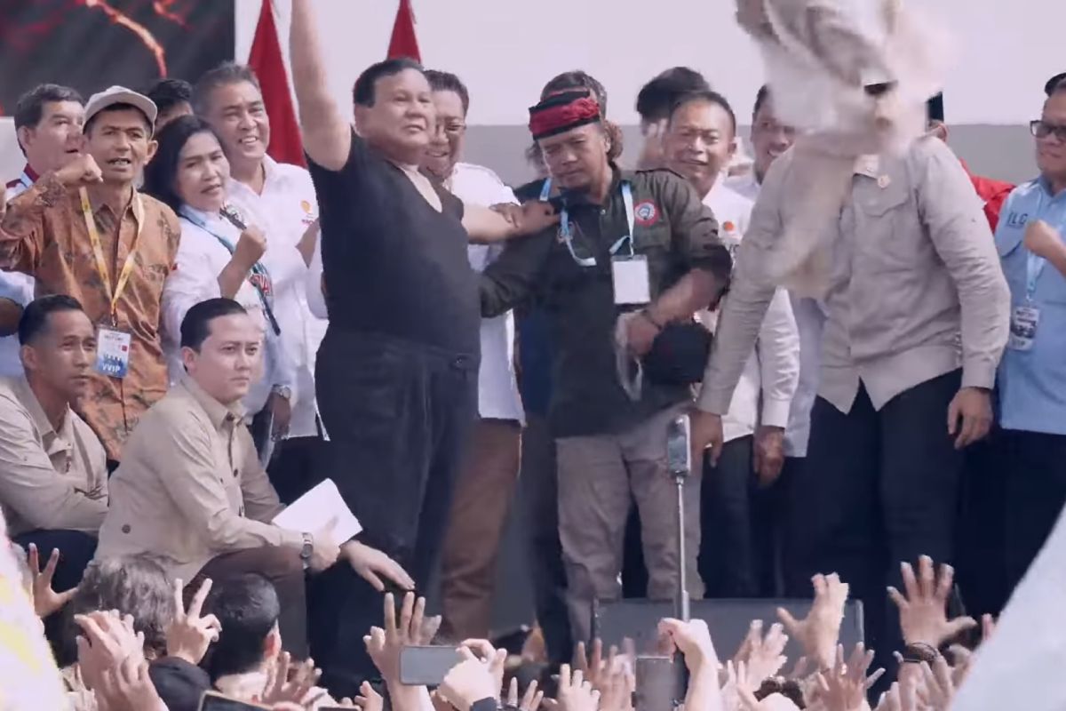 Prabowo Throws Shirt to Workers During May Day at Monas