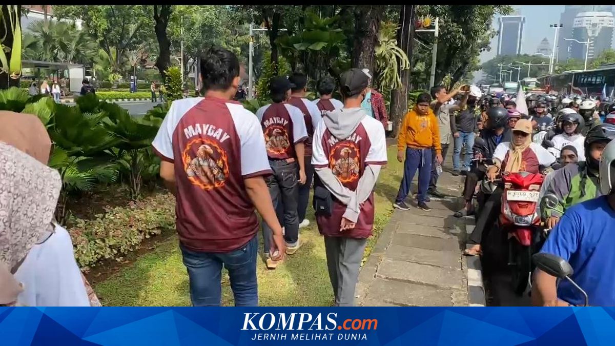 May Day at Monas Livened Up by Garuda-Printed Shirts Distributed Free to Workers