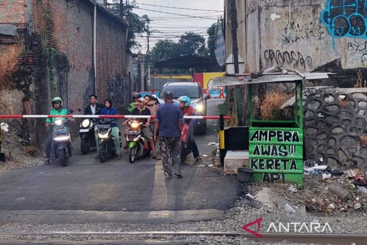 Interpreting the Phrase “Take Care on the Road” Amid Jakarta’s Bustle