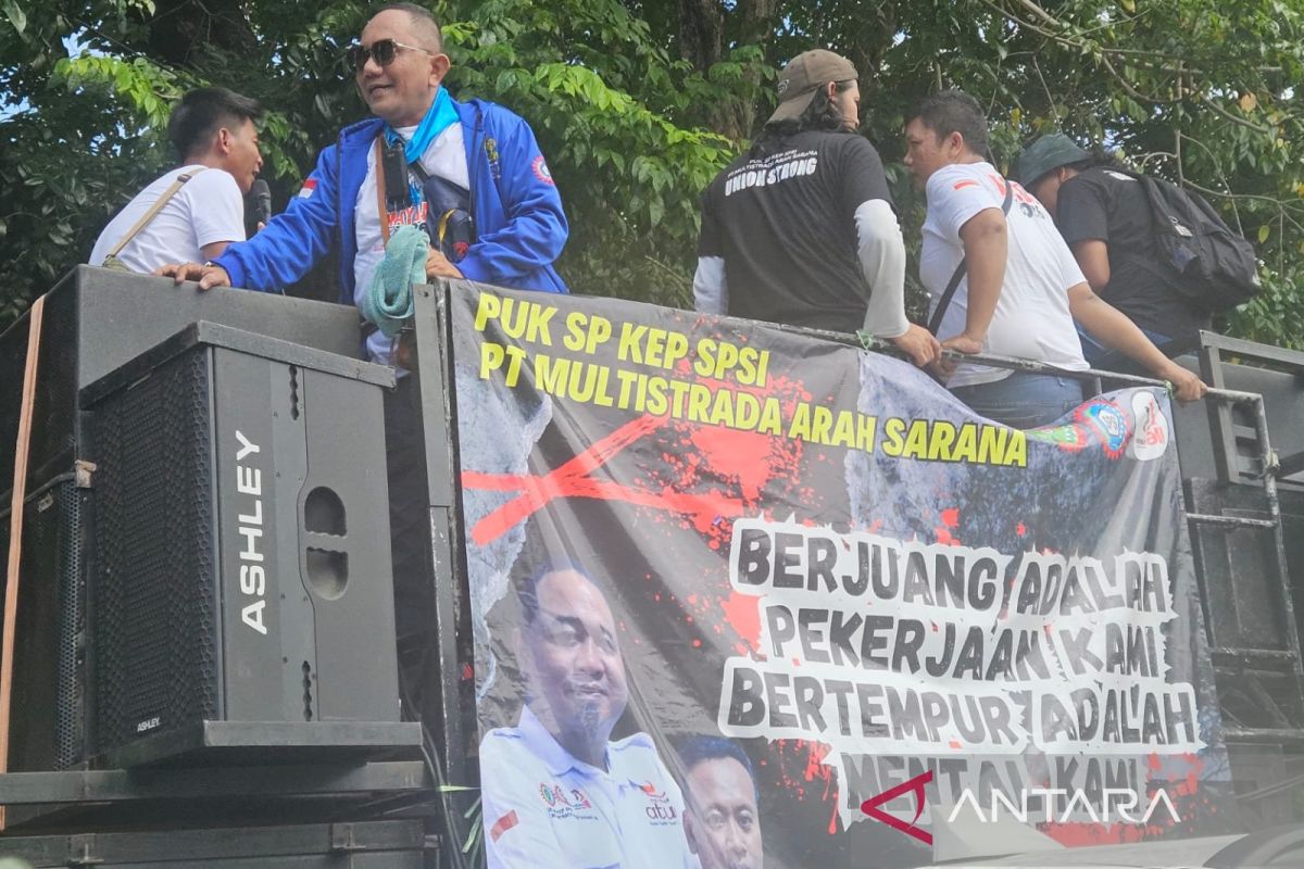 Residents Voice Impressions and Hopes for Welfare During May Day