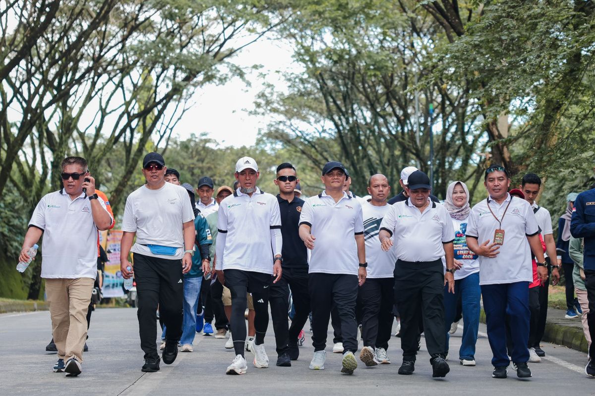 Central Java Governor Commemorates Labour Day with Healthy Walk with Workers