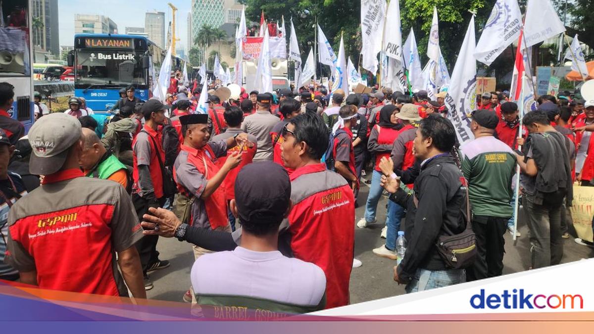 Police Monitor Labour Action Outside Parliament, Emphasise Humanistic Security