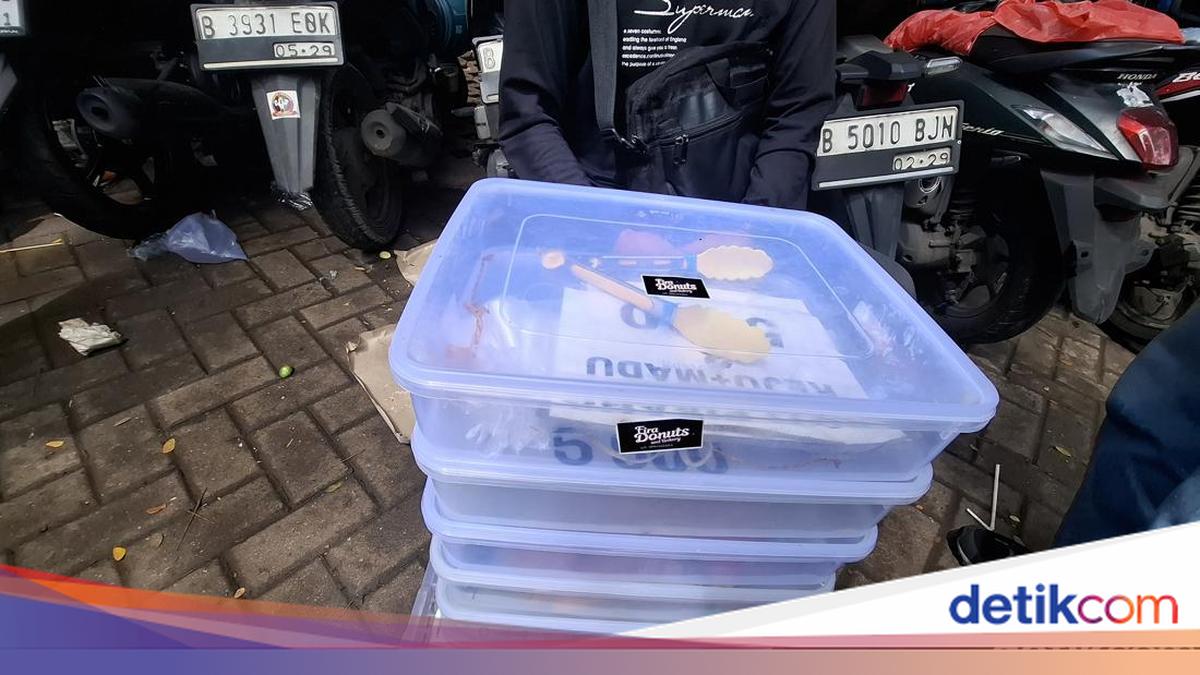May Day Blessing: Bread Seller's Goods Sell Out in 2 Hours at Monas