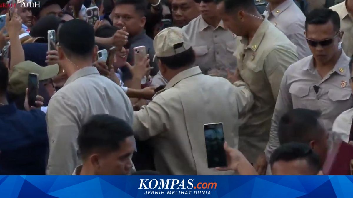 Moment When Prabowo Pushes Paspampres Member Blocking Workers During May Day at Monas