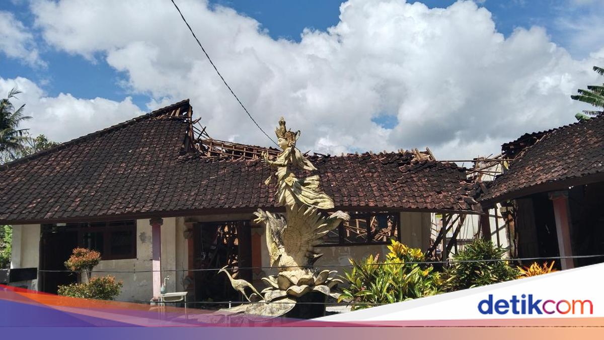 Building at SDN 3 Sembung Gede in Tabanan Collapses After Heavy Rain