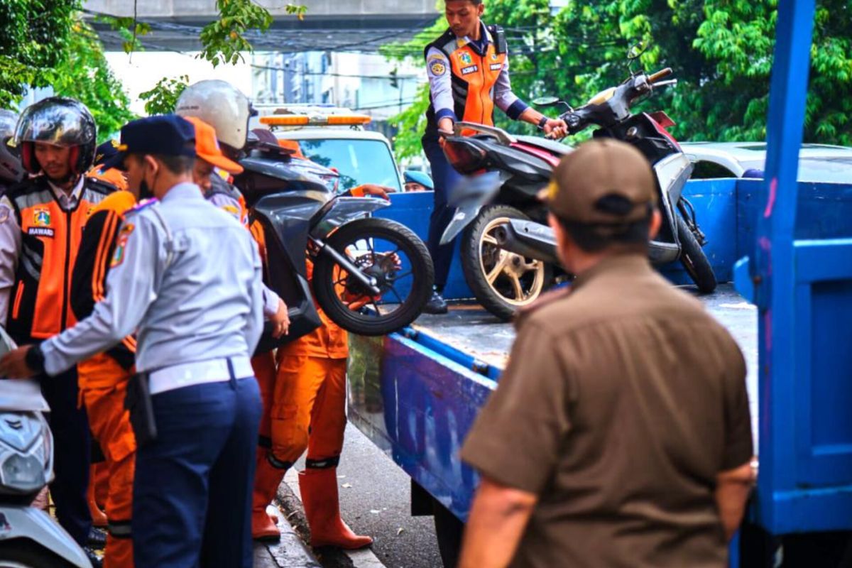 South Jakarta Transportation Agency Disciplines 14 Vehicles for Illegal Parking on Jalan Melawai Raya
