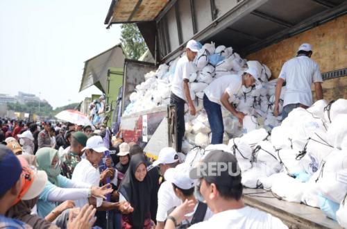 Bulog Distributes 350,000 President-Instructed Food Packages to Workers on May Day