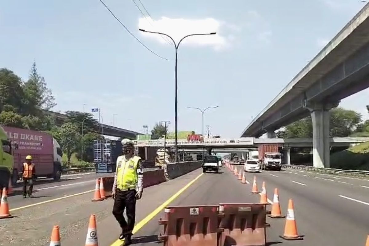 Officials Extend Contraflow on Jakarta-Cikampek Toll Road