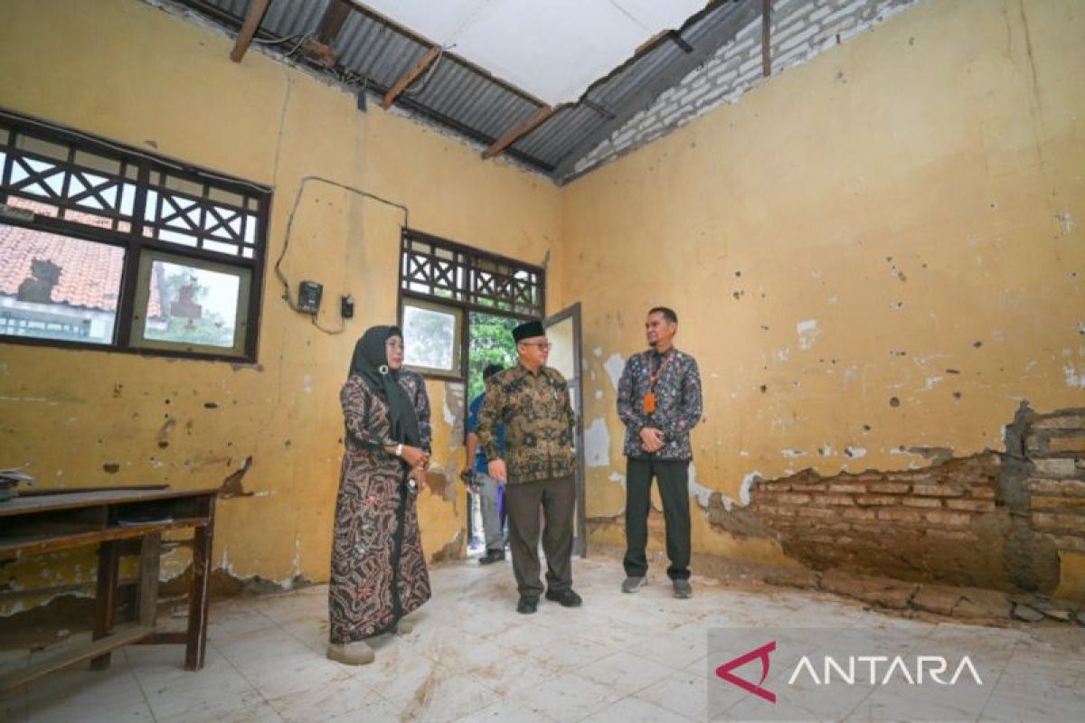 Indonesian Minister of Basic and Secondary Education Inspects Collapsed School in Bangkalan