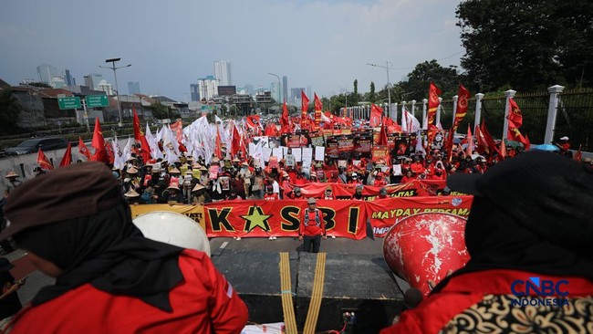 Portrait of Thousands of Workers Beginning to Surround the DPR