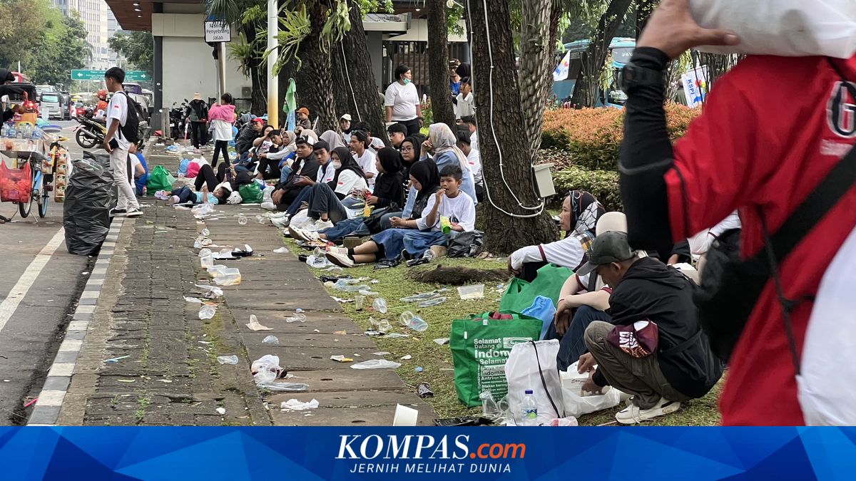 After May Day at Monas, Labour Demonstrators "Lie Down" in the Park While Waiting for Return Buses