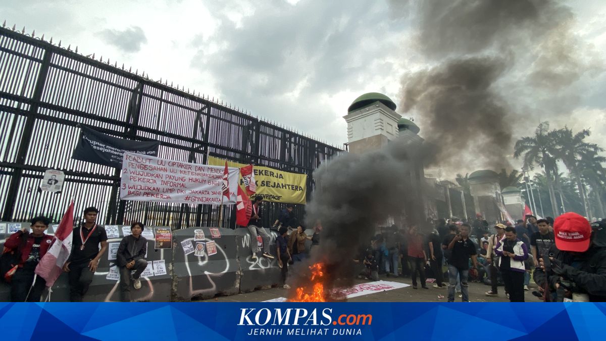 Black Smoke Blankets DPR Gate as Workers Burn Tyres and Banners Demanding Their Voices Be Heard