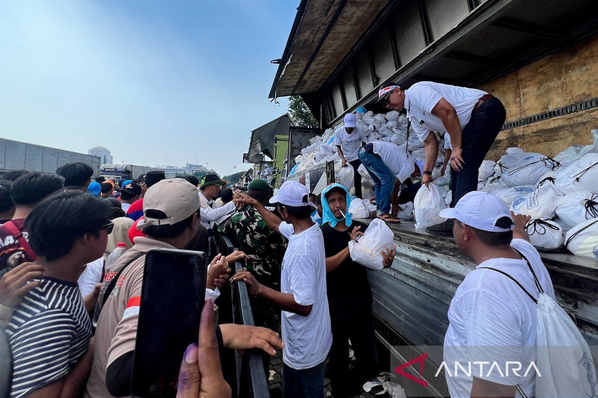 Labour Day: Bulog Distributes 350,000 Staple Food Packages to Workers at Monas