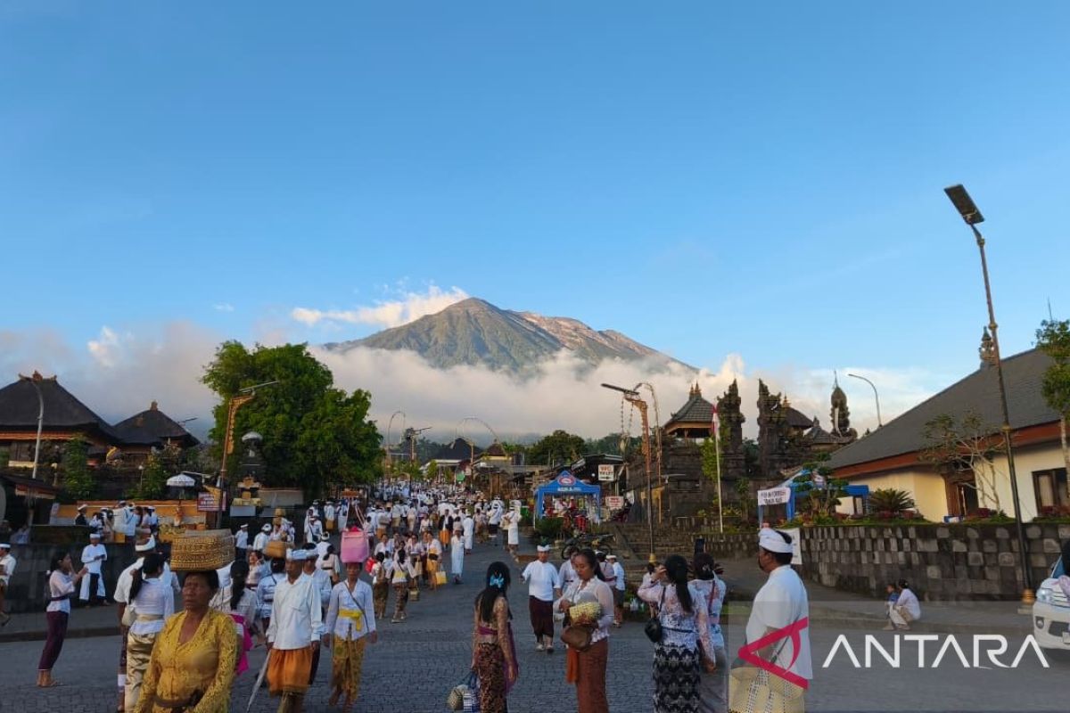 The Role of Pura Besakih in Implementing Policies through Religious Ceremonies