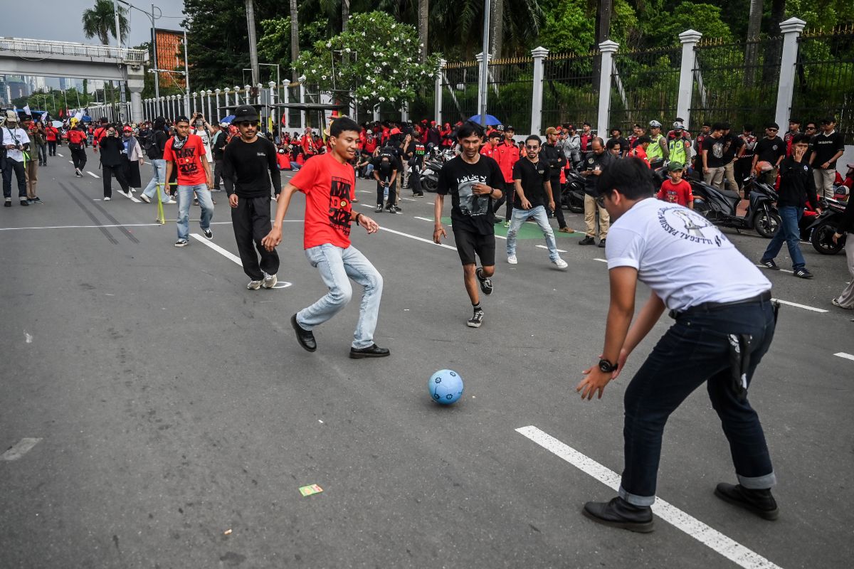 Protesters turn road in front of DPR into impromptu football field