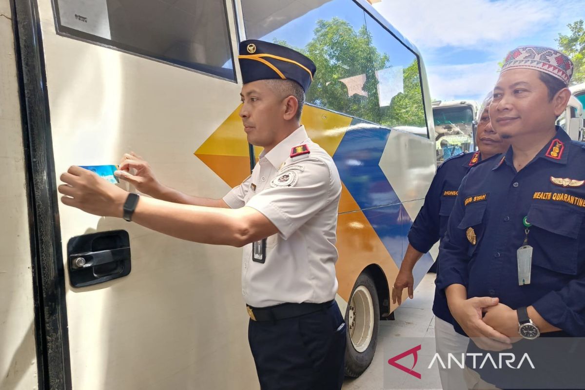 Pangkalpinang Immigration Office hands over passports to 1,074 prospective Hajj pilgrims