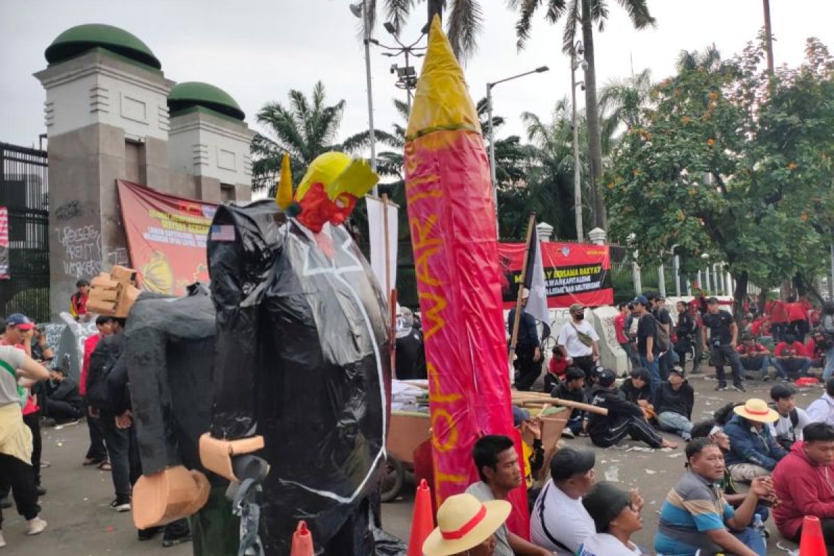 May Day protesters present anti-war symbols at DPR building
