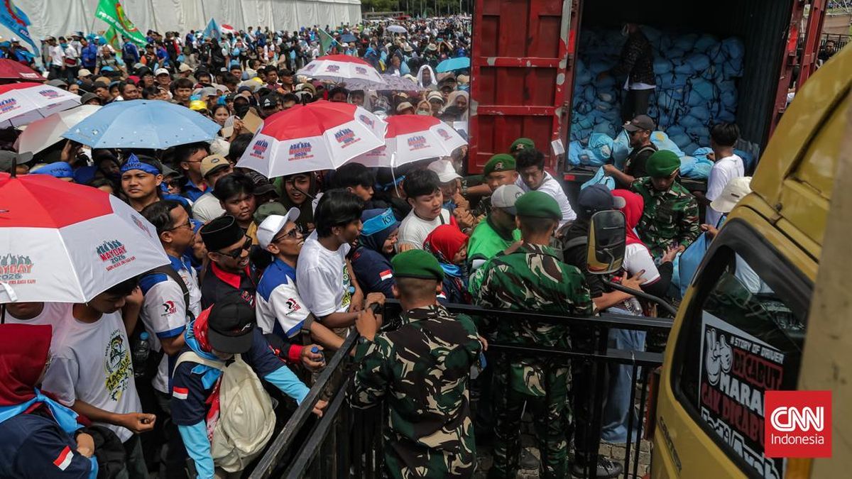 May Day 2026 Workers' Crowd at Monas Receives Groceries from Presidential Palace