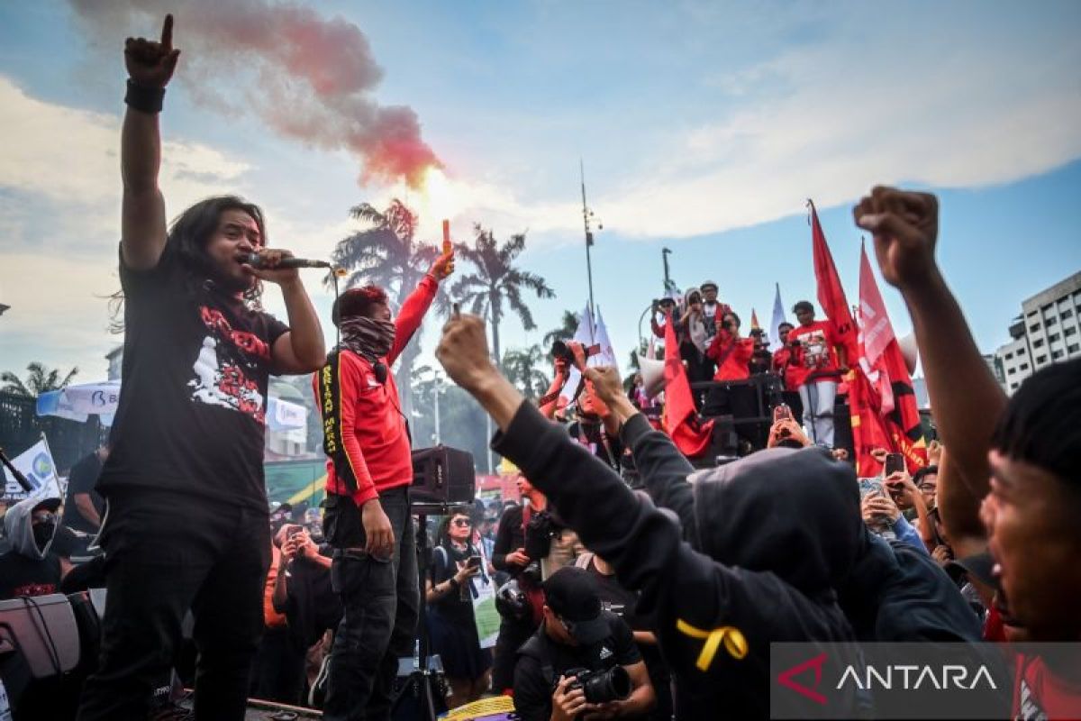 Protesters peacefully disperse May Day demonstration at DPR despite lighting flares