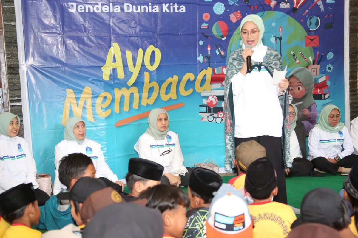 Rustini Muhaimin ignites the passion for reading in Ranupani, Lumajang