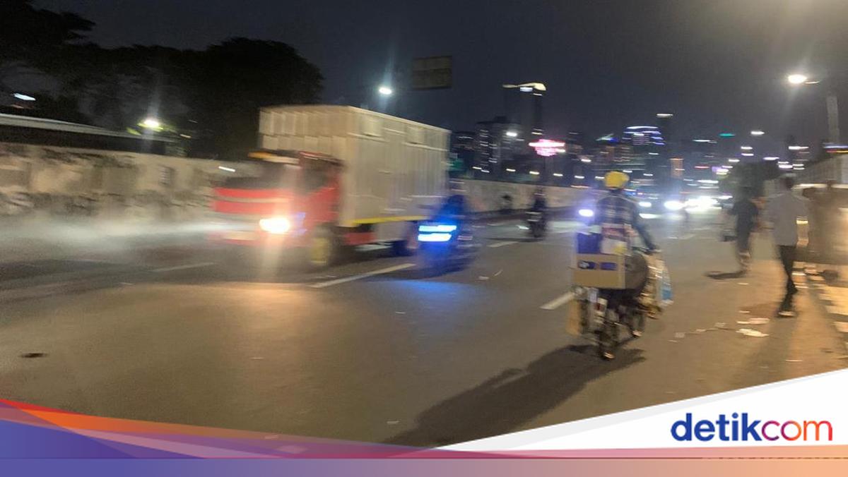 Labour and Student Crowds Disperse, Traffic in Front of DPR Reopened