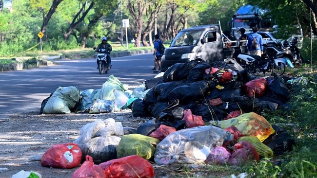 Bali's Waste Crisis Worsens, Foul Odours Disrupt Tourism and Businesses