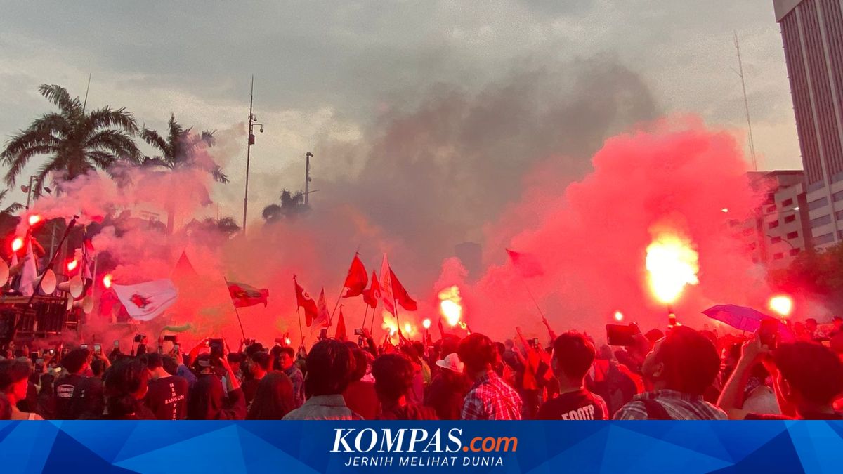 After Lighting Flares, Labour Protesters Begin to Disperse from Parliament Building While Singing “Buruh Tani”