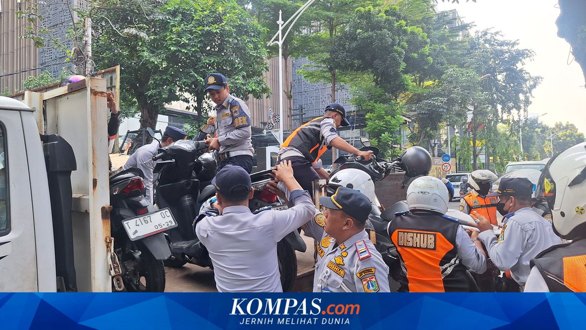 Illegal Parking Causes Concern, 14 Motorcycles Towed in Melawai, South Jakarta