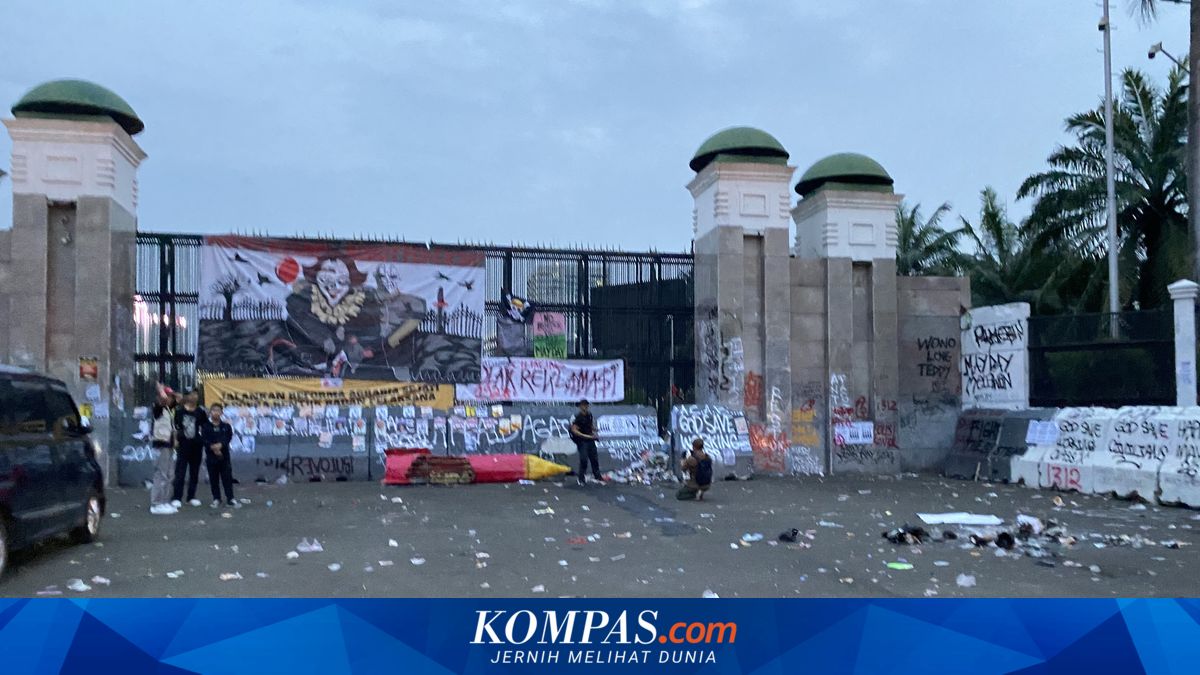 Cleanup of Debris from Labour Day Protest Begins in Front of DPR Building