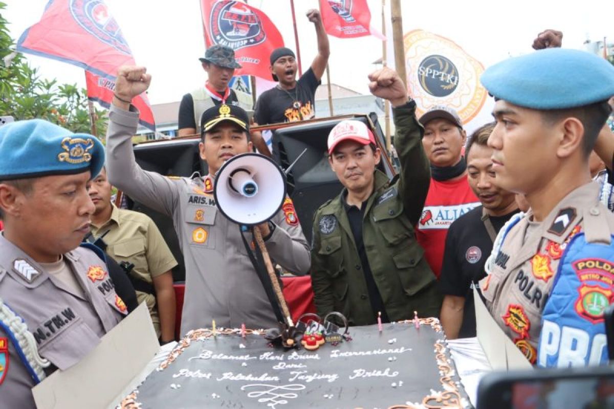 Tanjung Priok Port Workers Hold Peace Declaration