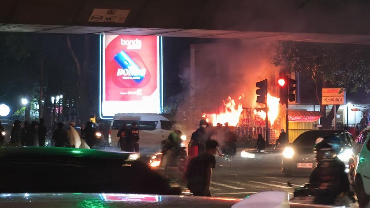 Crowd Burns Police Post in Tamansari, Bandung